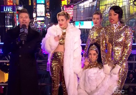 Miley Cyrus kín đáo bất ngờ khi diễn trong đêm giao thừa - 10 VN