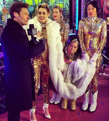 Miley Cyrus kín đáo bất ngờ khi diễn trong đêm giao thừa - 11 VN