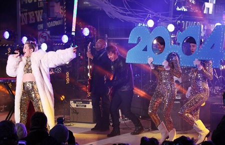 Miley Cyrus kín đáo bất ngờ khi diễn trong đêm giao thừa - 12 VN