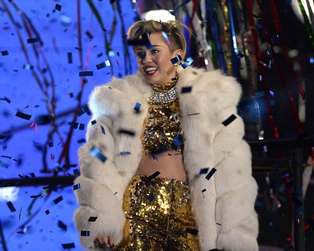 Miley Cyrus kín đáo bất ngờ khi diễn trong đêm giao thừa - 13 VN