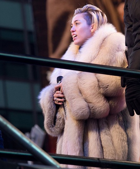 Miley Cyrus kín đáo bất ngờ khi diễn trong đêm giao thừa - 14 VN