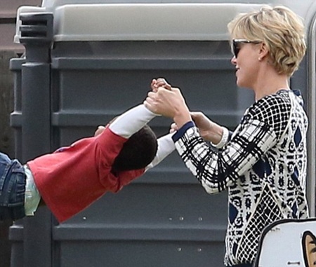 Sean Penn và Charlize Theron ngày càng gắn bó - 8 VN