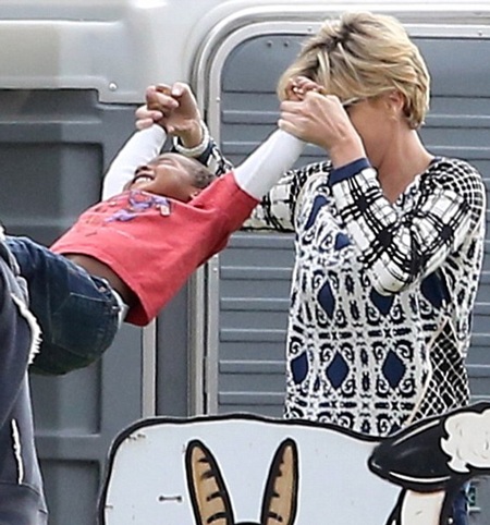 Sean Penn và Charlize Theron ngày càng gắn bó - 9 VN