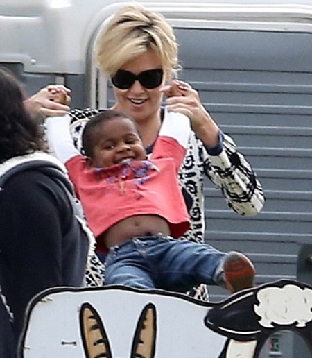 Sean Penn và Charlize Theron ngày càng gắn bó - 10 VN