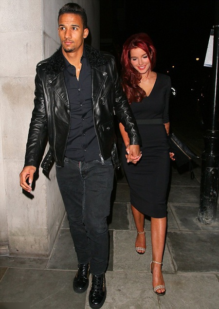 Diễn viên người Anh gợi cảm đi chơi tối - 1 VN