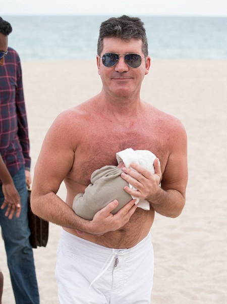 Simon Cowell âu yếm con trai nhỏ - 1 VN