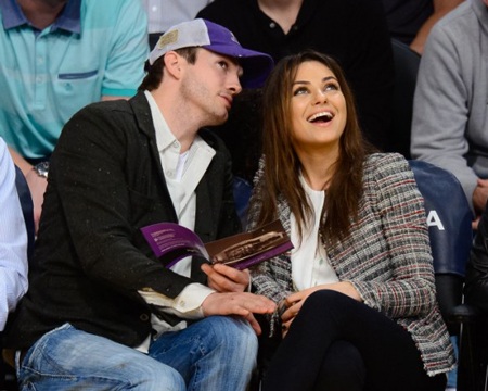 Mila Kunis - Ashton Kutcher tình tứ khi đi xem bóng rổ - 1 VN