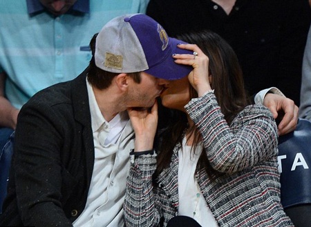 Mila Kunis - Ashton Kutcher tình tứ khi đi xem bóng rổ - 2 VN