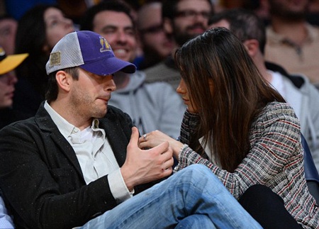 Mila Kunis - Ashton Kutcher tình tứ khi đi xem bóng rổ - 3 VN