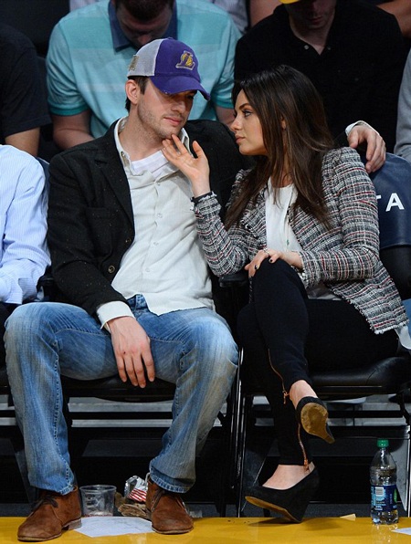 Mila Kunis - Ashton Kutcher tình tứ khi đi xem bóng rổ - 4 VN