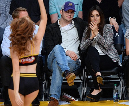 Mila Kunis - Ashton Kutcher tình tứ khi đi xem bóng rổ - 5 VN