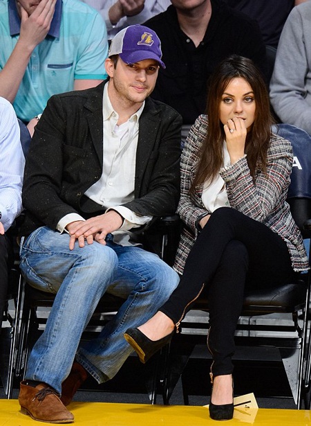 Mila Kunis - Ashton Kutcher tình tứ khi đi xem bóng rổ - 6 VN