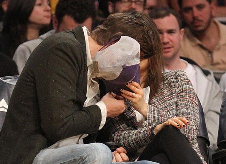 Mila Kunis - Ashton Kutcher tình tứ khi đi xem bóng rổ - 7 VN