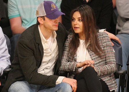 Mila Kunis - Ashton Kutcher tình tứ khi đi xem bóng rổ - 8 VN
