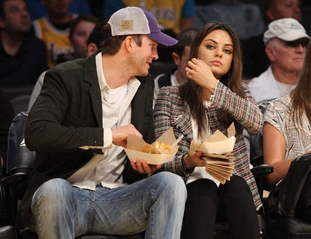 Mila Kunis - Ashton Kutcher tình tứ khi đi xem bóng rổ - 9 VN