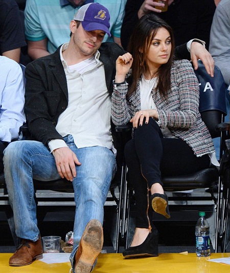 Mila Kunis - Ashton Kutcher tình tứ khi đi xem bóng rổ - 10 VN