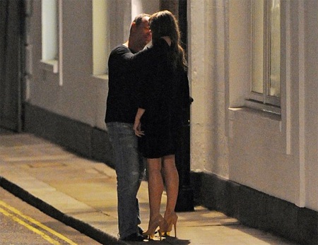 Liz Hurley hôn tình mới trên phố - 3 VN