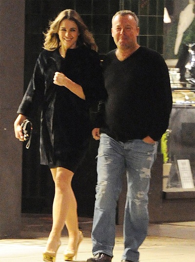 Liz Hurley hôn tình mới trên phố - 4 VN