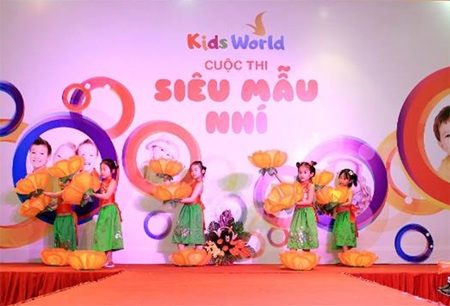 Ngày hội Mẹ & Bé tại Kids World: Hẹn hò chủ nhật cùng con yêu - 1 Các nghệ sỹ nhí từ CLB Con là ai? – Edutopia” uyển chuyển với các điệu múa dân gian