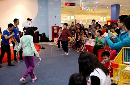 Ngày hội Mẹ & Bé tại Kids World: Hẹn hò chủ nhật cùng con yêu - 5 Tại Khu siêu thị Happy Farm, các bé cùng mẹ ghi danh trong trò chơi “Ai trang trí bánh đẹp nhất?”