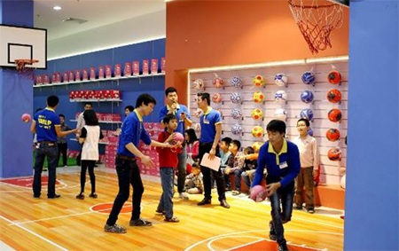 Ngày hội Mẹ & Bé tại Kids World: Hẹn hò chủ nhật cùng con yêu - 6 Khu ném bóng rổ thu hút được rất nhiều bé trai tham gia