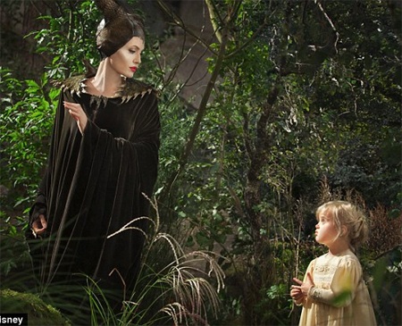 Hé lộ cảnh phim mới của mẹ con Angelina Jolie - 1 VN