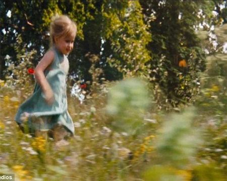 Hé lộ cảnh phim mới của mẹ con Angelina Jolie - 2 VN