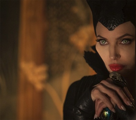 Hé lộ cảnh phim mới của mẹ con Angelina Jolie - 10 VN