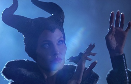 Hé lộ cảnh phim mới của mẹ con Angelina Jolie - 13 VN