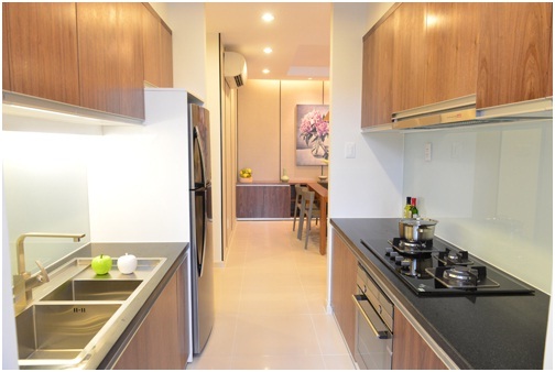 Ca sĩ Lam Trường tìm nhà mới - 5 Căn hộ gồm phòng bếp, phòng ăn, phòng khách được nối với nhau, hài hòa trong ánh sáng ấm áp