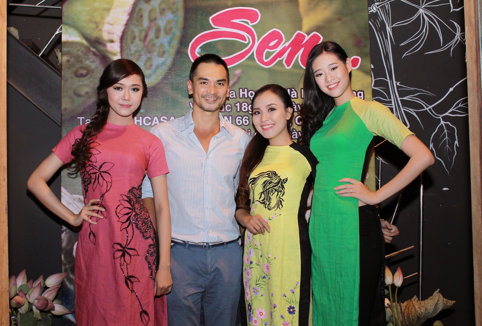 Diễn viên Đức Hải đến chúc mừng họa sỹ