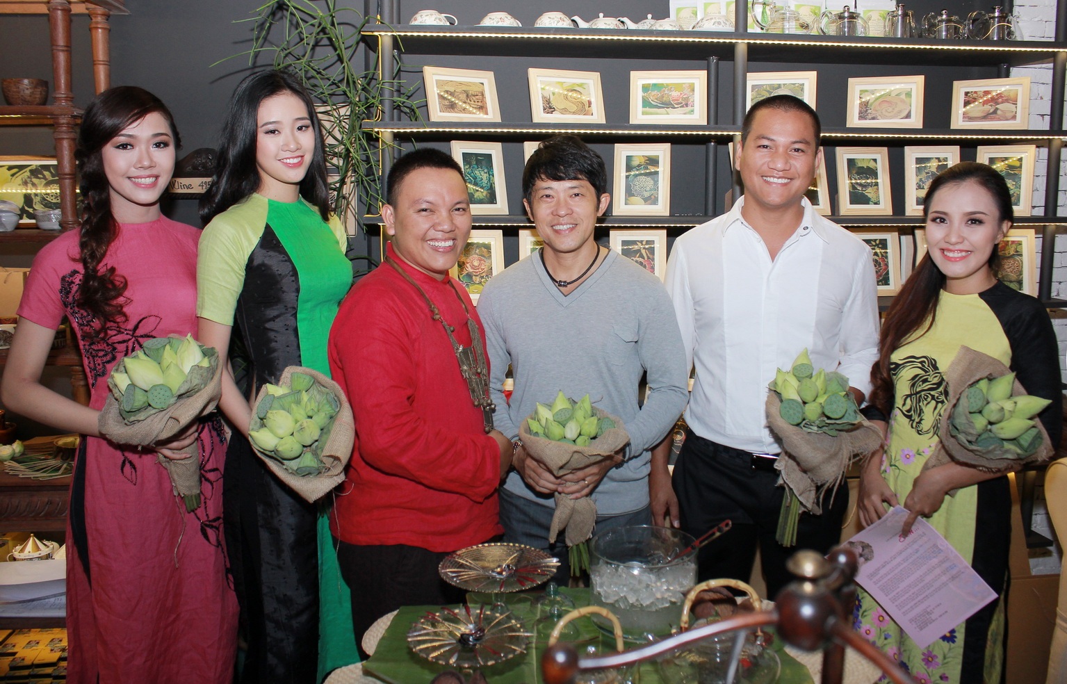 Các nghệ sỹ cùng chúc mừng họa sỹ Hà Hùng Dũng.