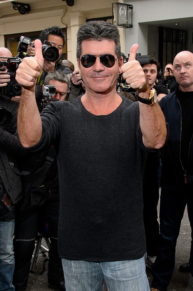 Simon Cowell âu yếm hôn bạn gái - 6 VN