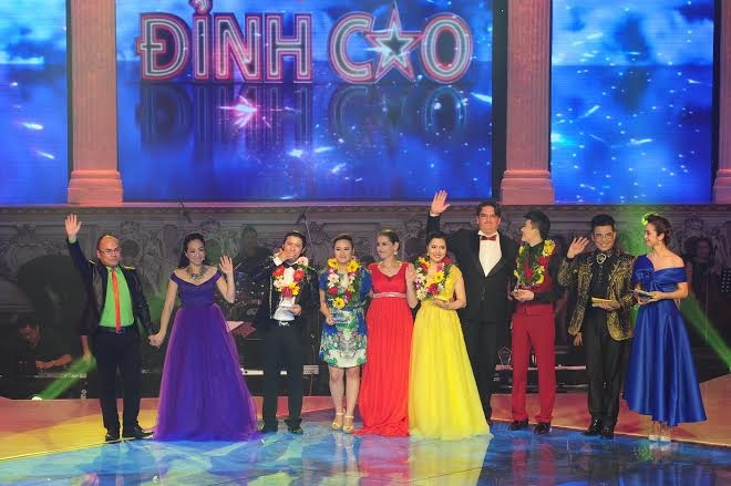 Ngọc Anh xuất sắc “chinh phục đỉnh cao” - 8 Bốn thí sinh và giám khảo của cuộc thi chụp hình lưu niệm khi chương trình kết thúc.