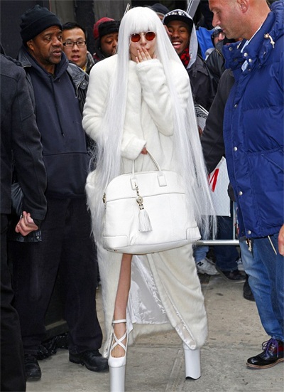 Lady Gaga kỳ dị ra phố - 1 VN