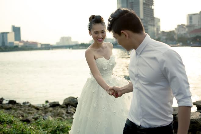 Cô diễn ngọt cảnh tình tứ với Hải Thông