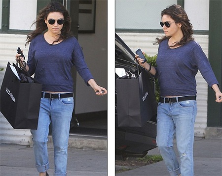 Mila Kunis lộ vòng hai đầy đặn khi đi mua sắm - 2 Mila Kunis lộ vòng hai đầy đặn khi đi mua sắm