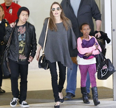Angelina Jolie xuất hiện sành điệu bên các con - 1 VN