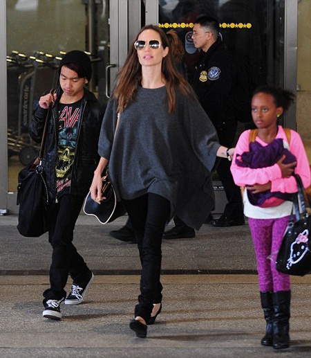 Angelina Jolie xuất hiện sành điệu bên các con - 3 VN