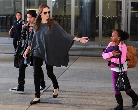 Angelina Jolie xuất hiện sành điệu bên các con - 4 VN