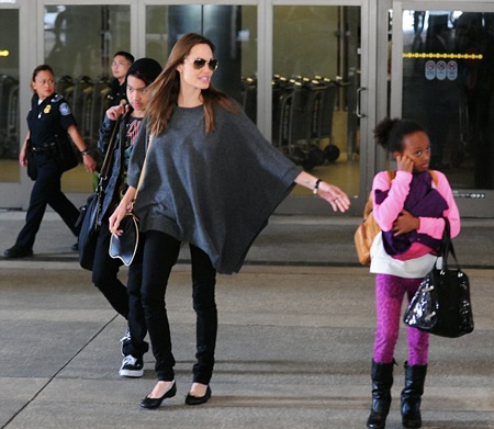 Angelina Jolie xuất hiện sành điệu bên các con - 5 VN