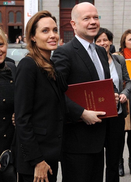 Angelina Jolie xuất hiện sành điệu bên các con - 8 VN