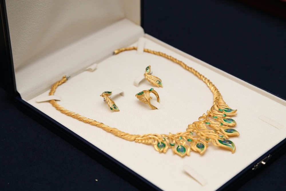 Hà Anh đeo bộ trang sức Monarch của Prima Gold tại chương trình đấu giá