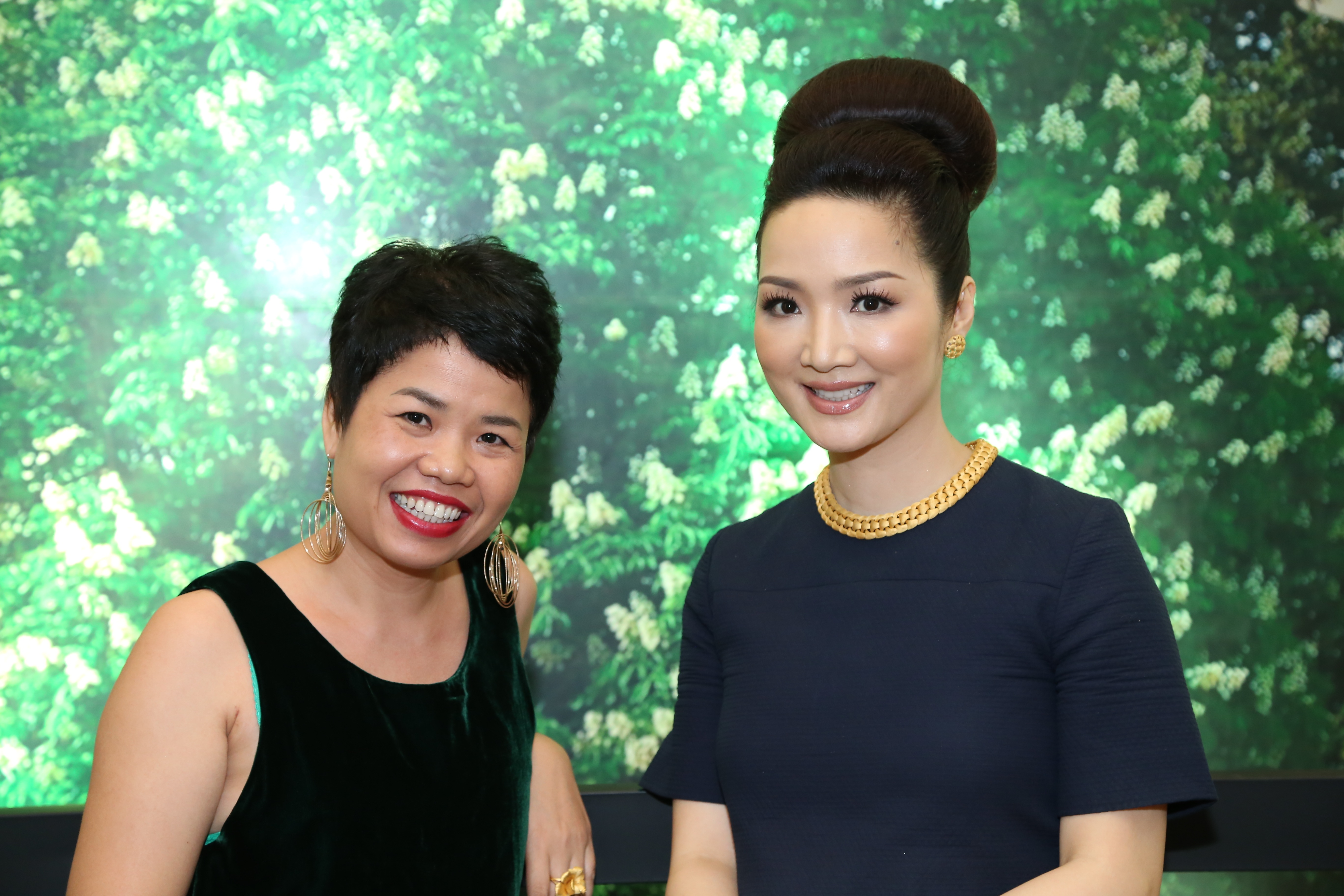 Bà Tuyết Nguyễn (trái) - phó giám đốc Prima Gold Việt Nam và hoa hậu đền Hùng Giáng My