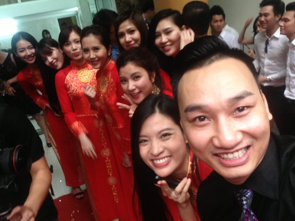 MC Thành Trung vui vẻ chụp hình cùng đội đỡ tráp phía họ nhà gái