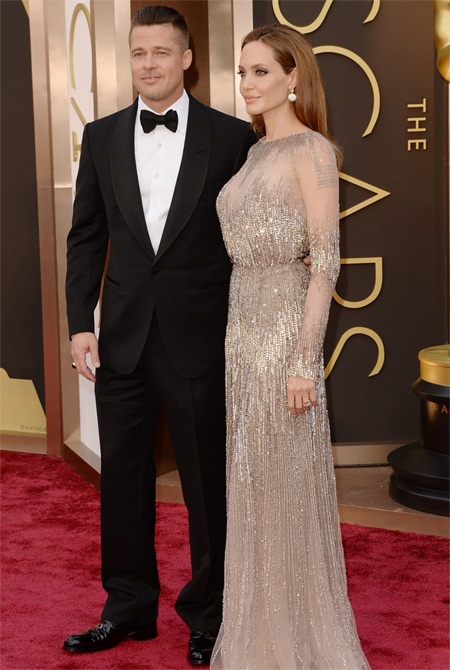 Angelina diện váy Elie Saab, đi giày Ferragamo. Brad diện vest Tom Ford