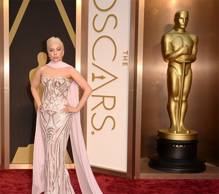 Lady Gaga diện váy Versace trên thảm đỏ