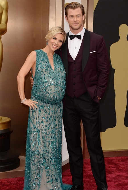 Elsa diện váy Elie Saab