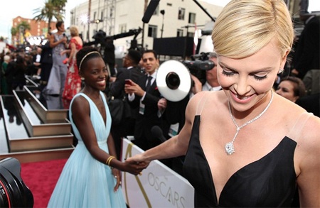 Lupita Nyong'o và khoảnh khắc thân thiết với đàn chị Charlize Theron