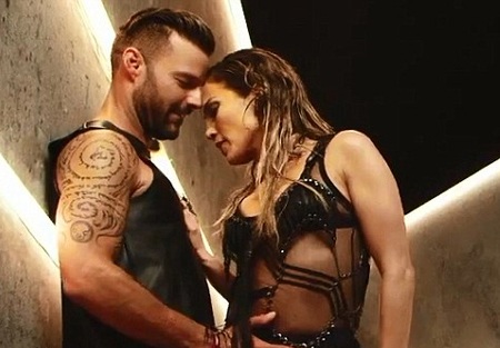 Ricky Martin ôm ấp người đẹp Jennifer Lopez - 4 VN